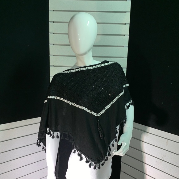 NWOT Large Triangular Scarf - Picture 3 of 3